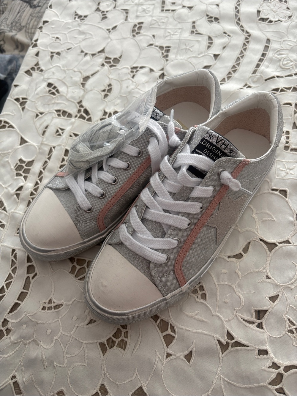 Vintage Havana Gray and Pink Low-Top Sneakers size 9 new